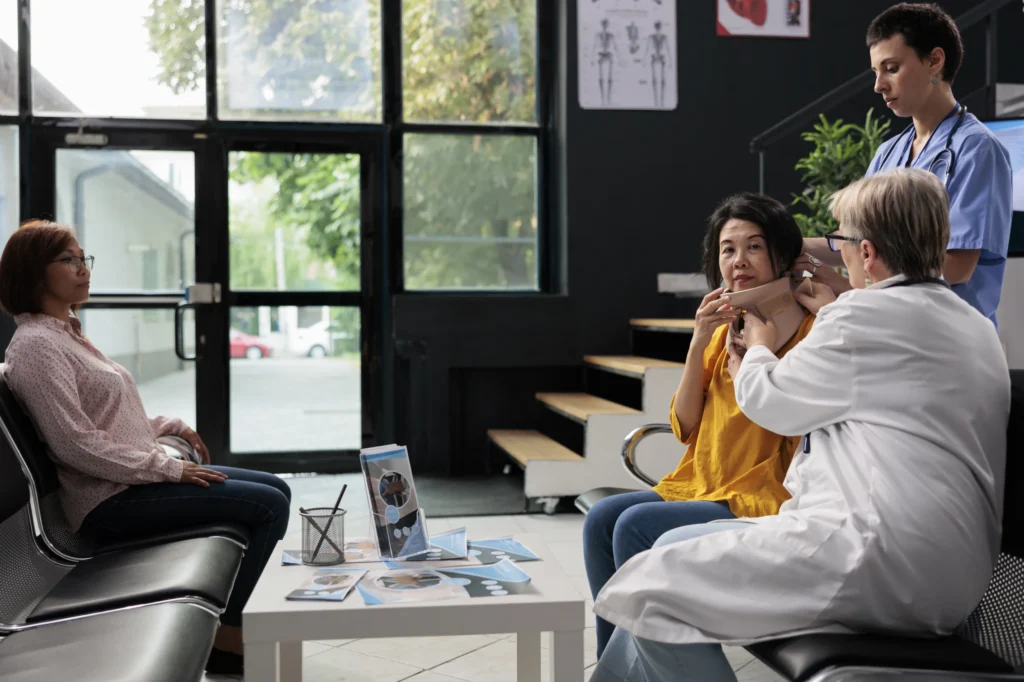 injured-patient-removing-neck-collar-with-medic-an-2025-02-17-22-29-02-utc